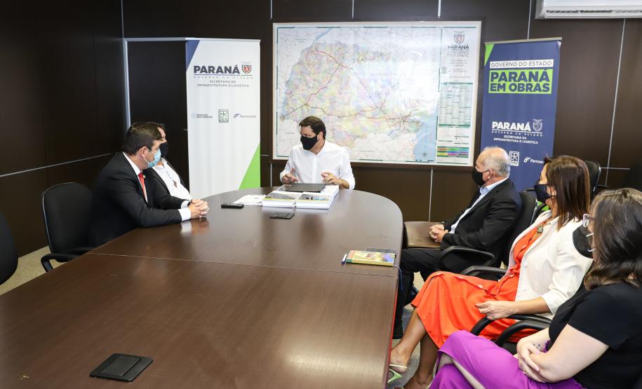 Aeroportos de Pato Branco e Umuarama recebem plano diretor para os próximos 20 anos - Umuarama - Prefeito Hermes Pimentel da Silva / Deputado Estadual Delegado Fernando Martins / Josil Voidela e Luciana Bruel equipe técnica de aeroportos da SEIL - Curitiba, 17/02/2022 Foto: Rodrigo Félix Leal/SEIL