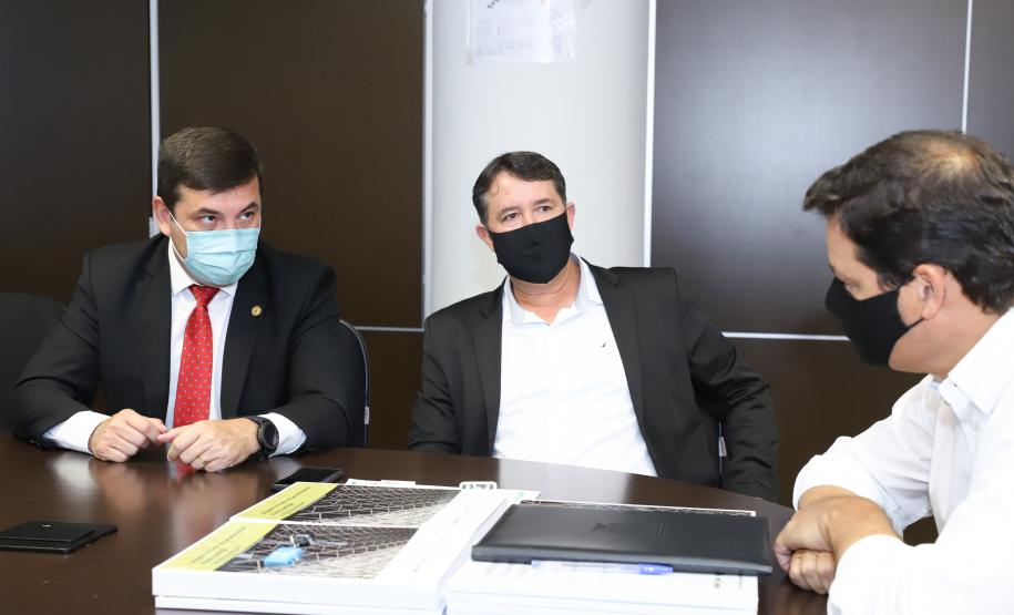 Aeroportos de Pato Branco e Umuarama recebem plano diretor para os próximos 20 anos - Umuarama - Prefeito Hermes Pimentel da Silva / Deputado Estadual Delegado Fernando Martins / Josil Voidela e Luciana Bruel equipe técnica de aeroportos da SEIL - Curitiba, 17/02/2022 Foto: Rodrigo Félix Leal/SEIL