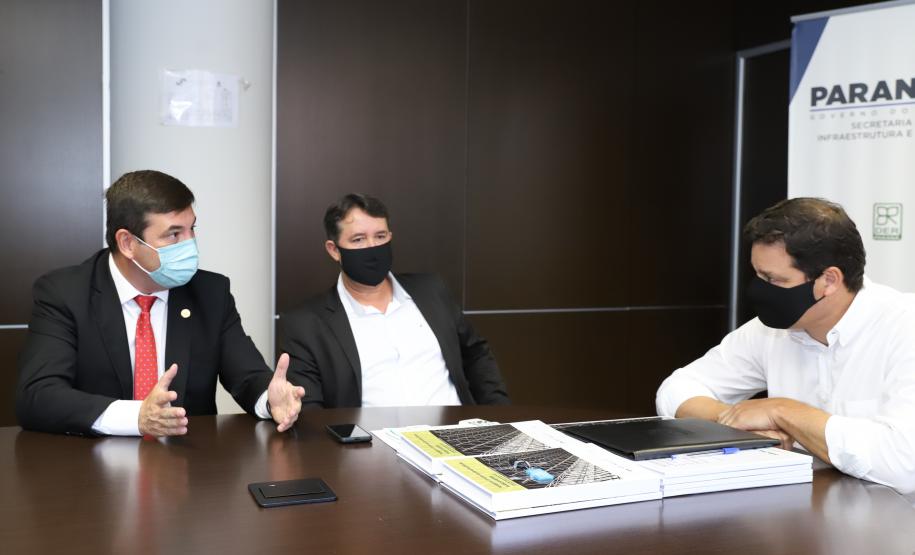 Aeroportos de Pato Branco e Umuarama recebem plano diretor para os próximos 20 anos - Umuarama - Prefeito Hermes Pimentel da Silva / Deputado Estadual Delegado Fernando Martins / Josil Voidela e Luciana Bruel equipe técnica de aeroportos da SEIL - Curitiba, 17/02/2022 Foto: Rodrigo Félix Leal/SEIL