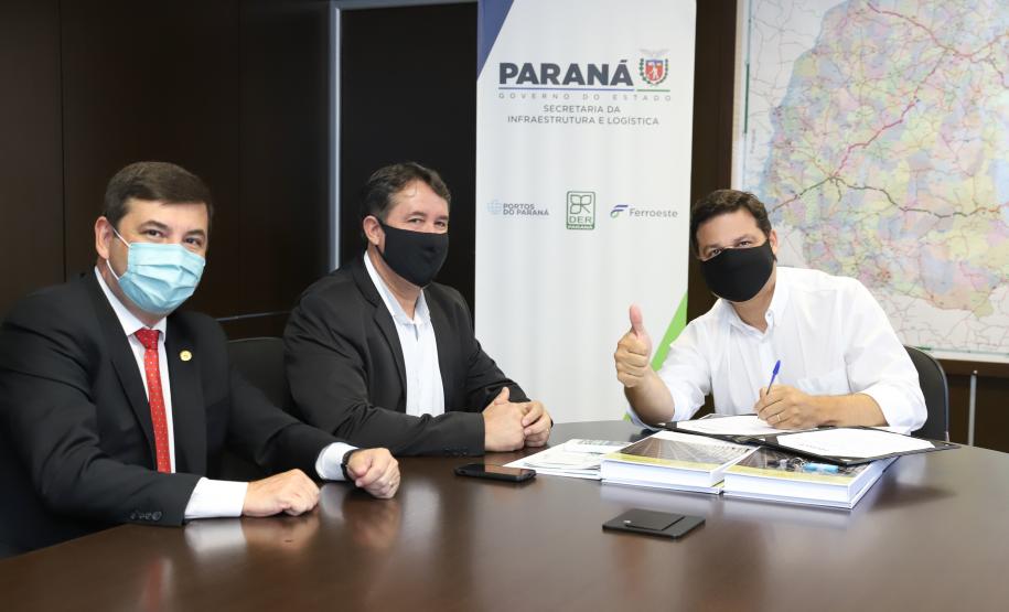 Aeroportos de Pato Branco e Umuarama recebem plano diretor para os próximos 20 anos - Umuarama - Prefeito Hermes Pimentel da Silva / Deputado Estadual Delegado Fernando Martins / Josil Voidela e Luciana Bruel equipe técnica de aeroportos da SEIL - Curitiba, 17/02/2022 Foto: Rodrigo Félix Leal/SEIL