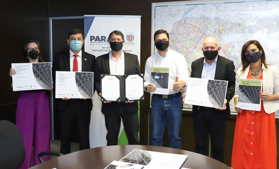 Aeroportos de Pato Branco e Umuarama recebem plano diretor para os próximos 20 anos - Umuarama - Prefeito Hermes Pimentel da Silva / Deputado Estadual Delegado Fernando Martins / Josil Voidela e Luciana Bruel equipe técnica de aeroportos da SEIL - Curitiba, 17/02/2022 Foto: Rodrigo Félix Leal/SEIL