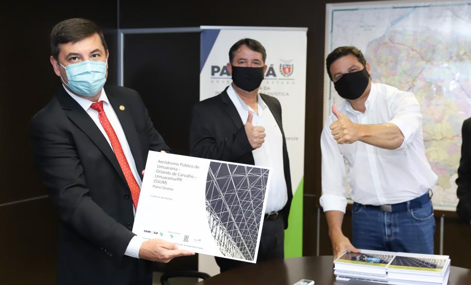 Aeroportos de Pato Branco e Umuarama recebem plano diretor para os próximos 20 anos - Umuarama - Prefeito Hermes Pimentel da Silva / Deputado Estadual Delegado Fernando Martins / Josil Voidela e Luciana Bruel equipe técnica de aeroportos da SEIL - Curitiba, 17/02/2022 Foto: Rodrigo Félix Leal/SEIL