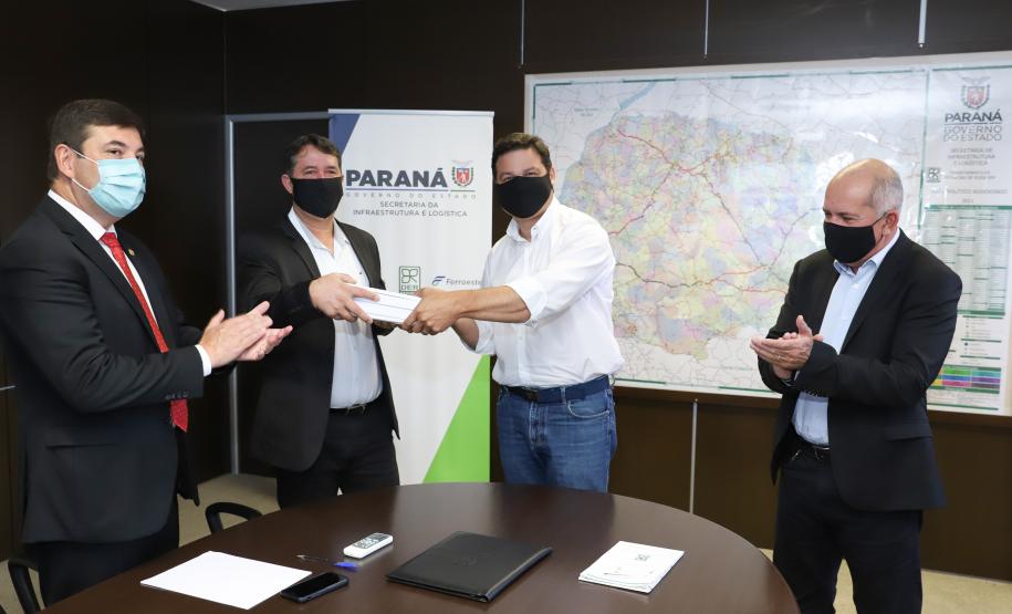 Aeroportos de Pato Branco e Umuarama recebem plano diretor para os próximos 20 anos - Umuarama - Prefeito Hermes Pimentel da Silva / Deputado Estadual Delegado Fernando Martins / Josil Voidela e Luciana Bruel equipe técnica de aeroportos da SEIL - Curitiba, 17/02/2022 Foto: Rodrigo Félix Leal/SEIL