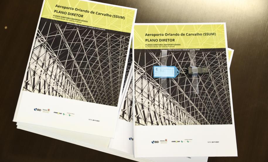 Aeroportos de Pato Branco e Umuarama recebem plano diretor para os próximos 20 anos - Umuarama - Prefeito Hermes Pimentel da Silva / Deputado Estadual Delegado Fernando Martins / Josil Voidela e Luciana Bruel equipe técnica de aeroportos da SEIL - Curitiba, 17/02/2022 Foto: Rodrigo Félix Leal/SEIL