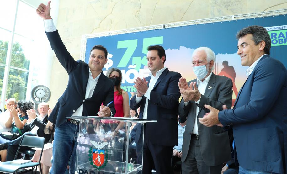 O governador Carlos Massa Ratinho Junior junto do Secretário da Infraestrutura e Logística do Paraná, Sandro Alex e do Diretor Geral do DER, Fernando Furiatti, confirmou nesta terça-feira (29), em evento no Palácio Iguaçu, o investimento de R$ 130.127.148,54 em rodovias do Paraná.  Foto: Rodrigo Félix Leal / Seil