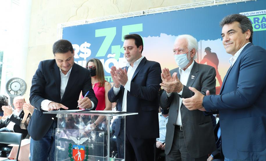 O governador Carlos Massa Ratinho Junior junto do Secretário da Infraestrutura e Logística do Paraná, Sandro Alex e do Diretor Geral do DER, Fernando Furiatti, confirmou nesta terça-feira (29), em evento no Palácio Iguaçu, o investimento de R$ 130.127.148,54 em rodovias do Paraná.  Foto: Rodrigo Félix Leal / Seil