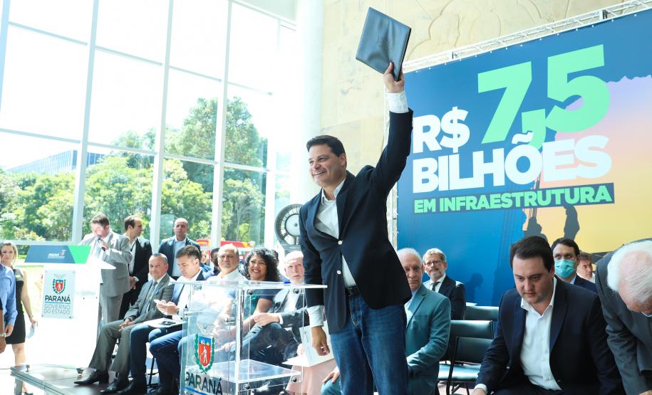 O governador Carlos Massa Ratinho Junior junto do Secretário da Infraestrutura e Logística do Paraná, Sandro Alex e do Diretor Geral do DER, Fernando Furiatti, confirmou nesta terça-feira (29), em evento no Palácio Iguaçu, o investimento de R$ 130.127.148,54 em rodovias do Paraná.  Foto: Rodrigo Félix Leal / Seil