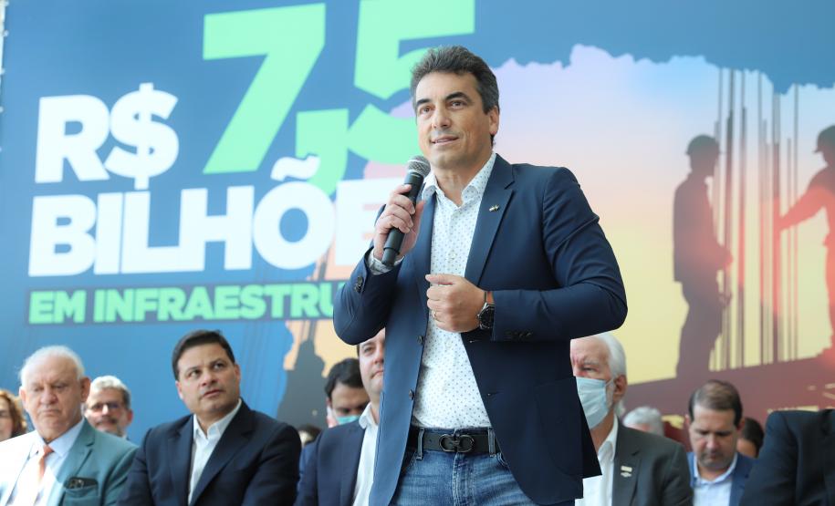O governador Carlos Massa Ratinho Junior junto do Secretário da Infraestrutura e Logística do Paraná, Sandro Alex e do Diretor Geral do DER, Fernando Furiatti, confirmou nesta terça-feira (29), em evento no Palácio Iguaçu, o investimento de R$ 130.127.148,54 em rodovias do Paraná.  Foto: Rodrigo Félix Leal / Seil