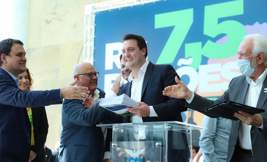 O governador Carlos Massa Ratinho Junior anunciou nesta terça-feira (29) mais de R$ 2,5 bilhões em investimentos em infraestrutura. Foto: Rodrigo Félix Leal / Seil