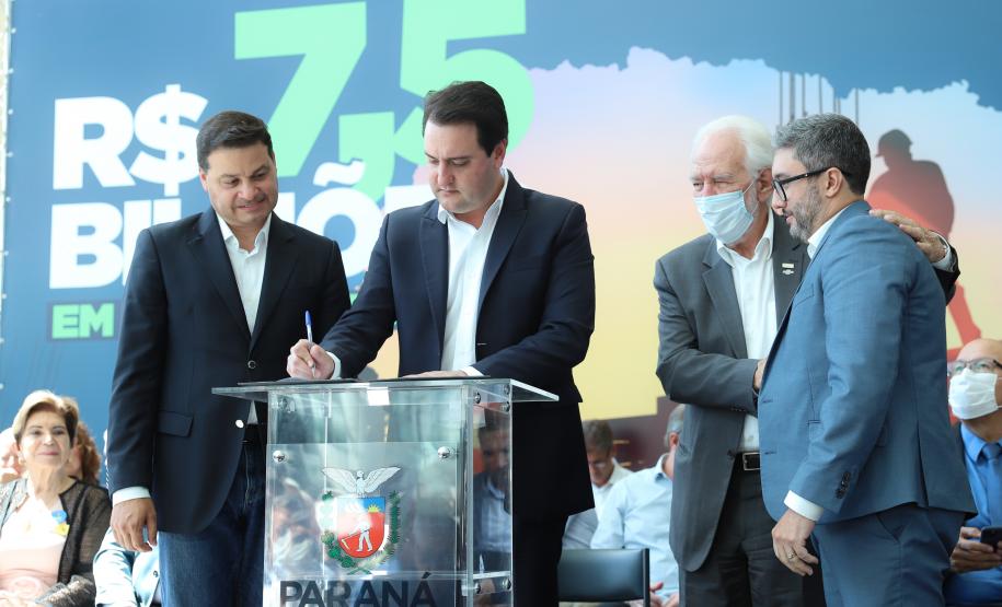 O governador Carlos Massa Ratinho Junior confirmou nesta terça-feira (29), junto ao secretário da Infraestrutura e Logística do Paraná, Sandro Alex e do diretor-presidente da Portos do Paraná, Luiz Fernando Garcia, as obras de implantação de novas esteiras transportadoras nos berços 211, 209 e 208, com investimento de R$ 800 milhões da iniciativa privada, das empresas Rocha e Fertipar. Foto: Rodrigo Félix Leal / Seil