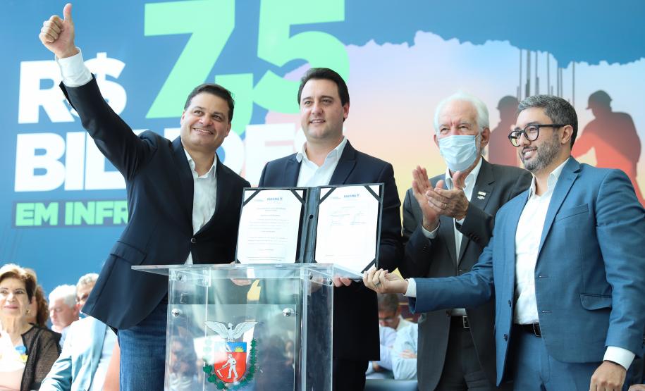 O governador Carlos Massa Ratinho Junior confirmou nesta terça-feira (29), junto ao secretário da Infraestrutura e Logística do Paraná, Sandro Alex e do diretor-presidente da Portos do Paraná, Luiz Fernando Garcia, as obras de implantação de novas esteiras transportadoras nos berços 211, 209 e 208, com investimento de R$ 800 milhões da iniciativa privada, das empresas Rocha e Fertipar. Foto: Rodrigo Félix Leal / Seil