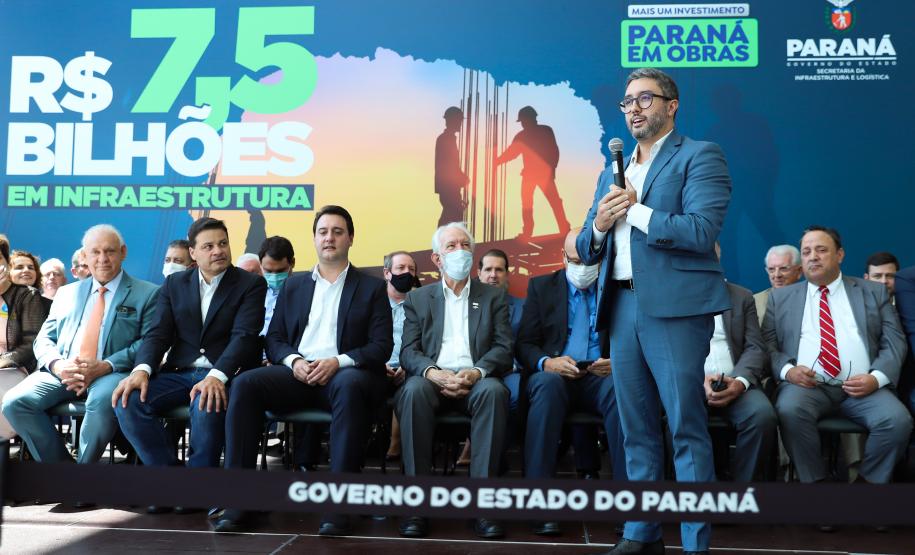 O governador Carlos Massa Ratinho Junior confirmou nesta terça-feira (29), junto ao secretário da Infraestrutura e Logística do Paraná, Sandro Alex e do diretor-presidente da Portos do Paraná, Luiz Fernando Garcia, as obras de implantação de novas esteiras transportadoras nos berços 211, 209 e 208, com investimento de R$ 800 milhões da iniciativa privada, das empresas Rocha e Fertipar. Foto: Rodrigo Félix Leal / Seil