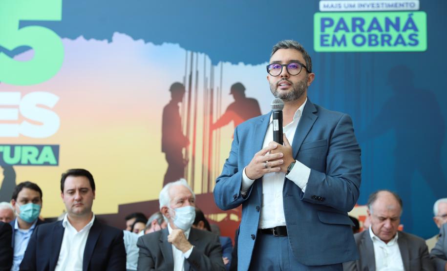 O governador Carlos Massa Ratinho Junior confirmou nesta terça-feira (29), junto ao secretário da Infraestrutura e Logística do Paraná, Sandro Alex e do diretor-presidente da Portos do Paraná, Luiz Fernando Garcia, as obras de implantação de novas esteiras transportadoras nos berços 211, 209 e 208, com investimento de R$ 800 milhões da iniciativa privada, das empresas Rocha e Fertipar. Foto: Rodrigo Félix Leal / Seil