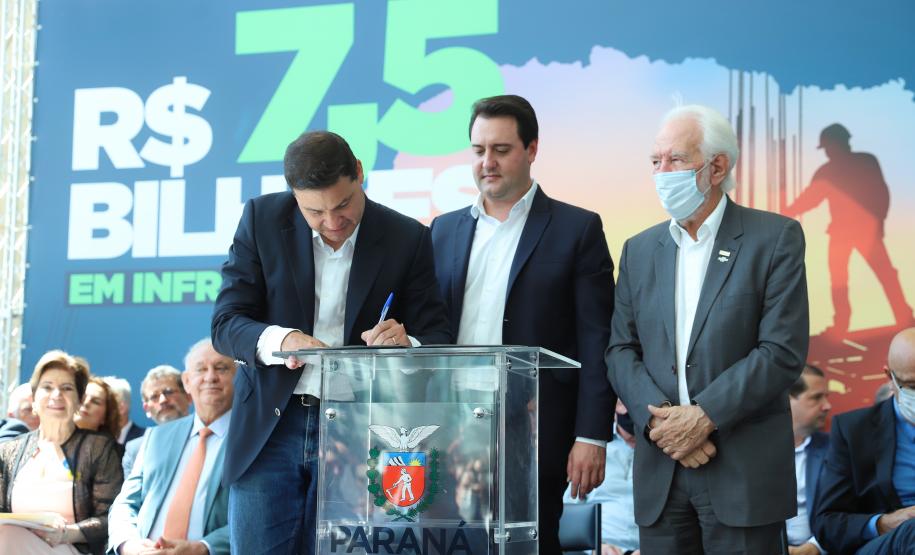 O governador Carlos Massa Ratinho Junior anunciou nesta terça-feira (29) mais de R$ 2,5 bilhões em investimentos em infraestrutura. Foto: Rodrigo Félix Leal / Seil