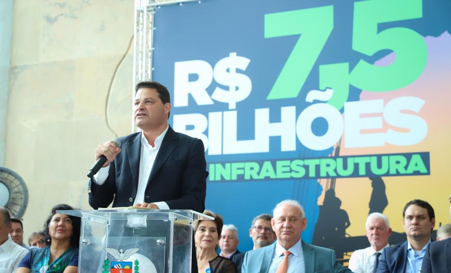 O governador Carlos Massa Ratinho Junior junto do Secretário da Infraestrutura e Logística do Paraná, Sandro Alex e do Diretor Geral do DER, Fernando Furiatti, confirmou nesta terça-feira (29), em evento no Palácio Iguaçu, o investimento de R$ 130.127.148,54 em rodovias do Paraná.  Foto: Rodrigo Félix Leal / Seil