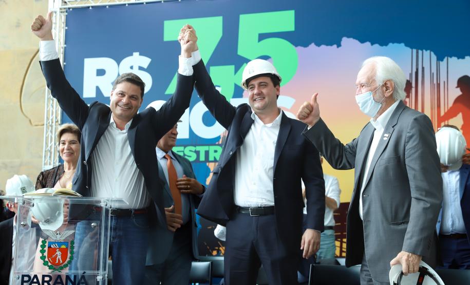 O governador Carlos Massa Ratinho Junior junto do Secretário da Infraestrutura e Logística do Paraná, Sandro Alex e do Diretor Geral do DER, Fernando Furiatti, confirmou nesta terça-feira (29), em evento no Palácio Iguaçu, o investimento de R$ 130.127.148,54 em rodovias do Paraná.  Foto: Rodrigo Félix Leal / Seil