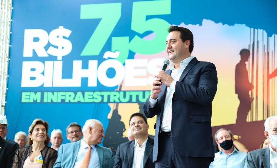 O governador Carlos Massa Ratinho Junior anunciou nesta terça-feira (29) mais de R$ 2,5 bilhões em investimentos em infraestrutura. Foto: Rodrigo Félix Leal / Seil