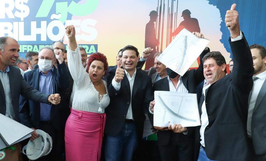 Prefeitos destacam o impacto de quase R$ 200 milhões na infraestrutura dos municípios. Foto: Rodrigo Félix Leal / SEIL