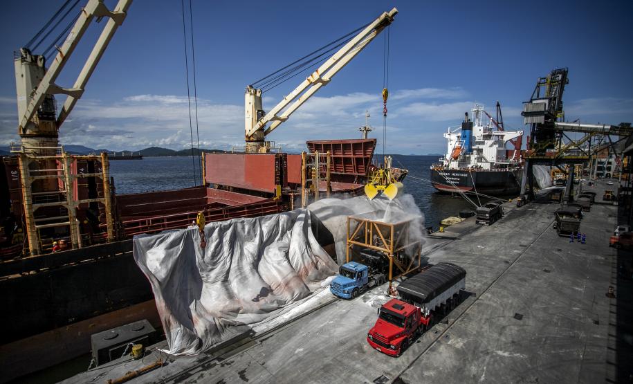 Descarga de fertilizantes segue aquecida nos Portos do Paraná - Foto: Claudio Neves/Portos do Paraná