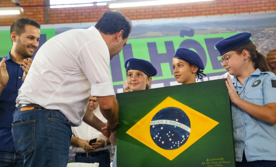 Novas ações do Governo do Estado vão garantir mais infraestrutura e saúde para os moradores de Dois Vizinhos, no Sudoeste. Em visita à região, o governador Carlos Massa Ratinho Junior assinou cinco convênios com a prefeitura. Foto: Gilson Abreu/AEN