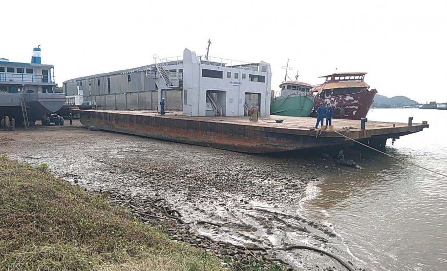 Uma embarcação está em Santa Catarina para uma reforma geral, com troca de peças, revisões e manutenções. Objetivo é garantir segurança dos usuários da travessia da Baía de Guaratuba - Curitiba, 18/04/2022 Foto: DER-PARANÁ