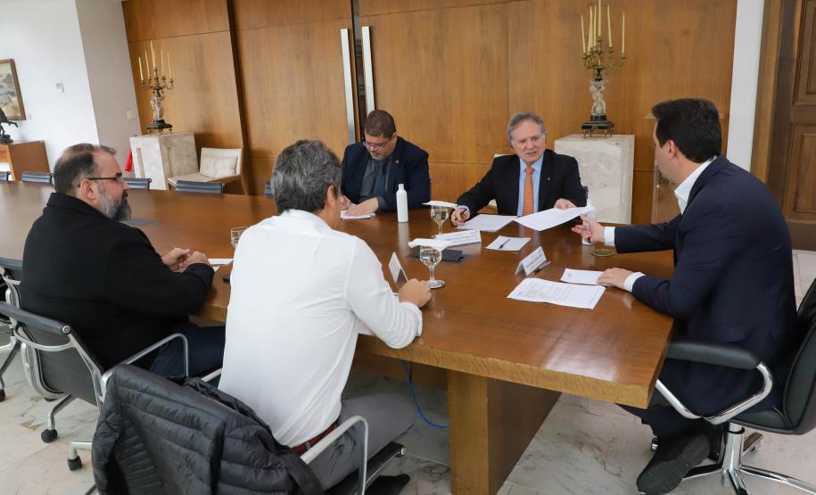 Governador Carlos Massa Ratinho Junior em reunião com o diretor-geral brasileiro da Itaipu Binacional, Almirante Anatalício Risden ( foto) - Curitiba, 18/04/2022 Foto: Ari Dias/AEN