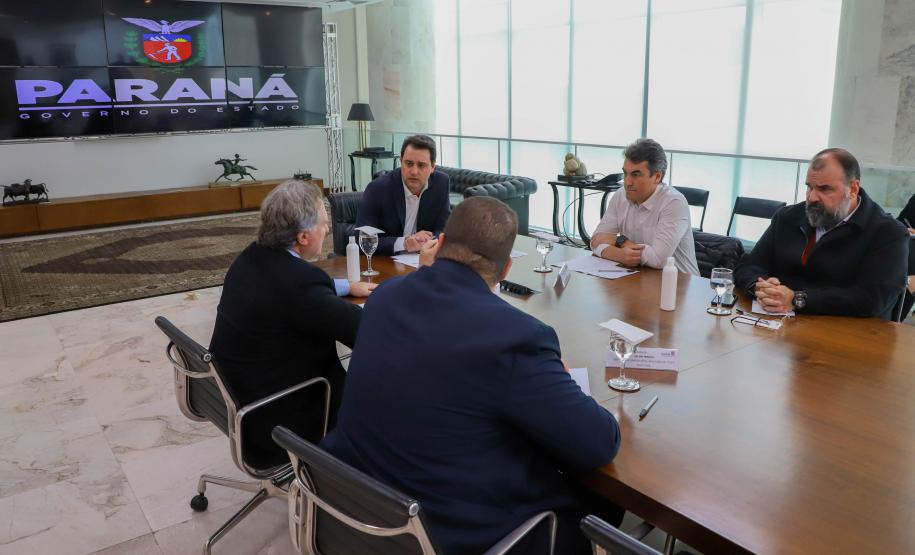 Governador Carlos Massa Ratinho Junior em reunião com o diretor-geral brasileiro da Itaipu Binacional, Almirante Anatalício Risden ( foto) - Curitiba, 18/04/2022 Foto: Ari Dias/AEN