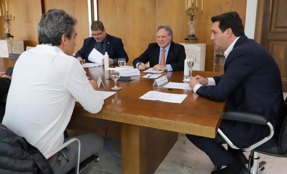 Governador Carlos Massa Ratinho Junior em reunião com o diretor-geral brasileiro da Itaipu Binacional, Almirante Anatalício Risden ( foto) - Curitiba, 18/04/2022 Foto: Ari Dias/AEN