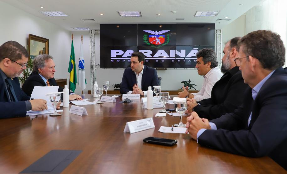 Governador Carlos Massa Ratinho Junior em reunião com o diretor-geral brasileiro da Itaipu Binacional, Almirante Anatalício Risden ( foto) - Curitiba, 18/04/2022 Foto: Ari Dias/AEN