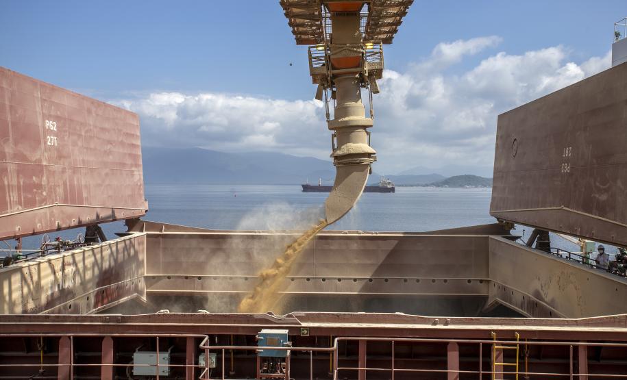 Os terminais que operam no Porto de Paranaguá esperam carregar 6.568.990 toneladas de granéis sólidos de exportação no segundo trimestre (abril a junho) deste ano. Em média, por mês, a previsão é embarcar 2.189.663 toneladas de soja, farelos, açúcar e milho. Os volumes de milho e açúcar aguardados para os próximos três meses animam o segmento. Enquanto de abril a junho, no ano passado, não houve milho exportado pelo porto paranaense, neste ano os operadores devem embarcar 980 mil toneladas do produto. “A e