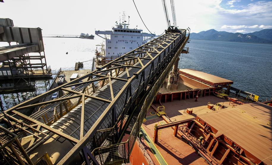 Os terminais que operam no Porto de Paranaguá esperam carregar 6.568.990 toneladas de granéis sólidos de exportação no segundo trimestre (abril a junho) deste ano. Em média, por mês, a previsão é embarcar 2.189.663 toneladas de soja, farelos, açúcar e milho. Os volumes de milho e açúcar aguardados para os próximos três meses animam o segmento. Enquanto de abril a junho, no ano passado, não houve milho exportado pelo porto paranaense, neste ano os operadores devem embarcar 980 mil toneladas do produto. “A e