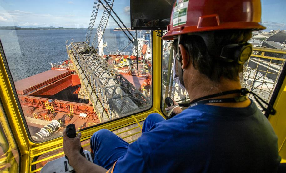 Os terminais que operam no Porto de Paranaguá esperam carregar 6.568.990 toneladas de granéis sólidos de exportação no segundo trimestre (abril a junho) deste ano. Em média, por mês, a previsão é embarcar 2.189.663 toneladas de soja, farelos, açúcar e milho. Os volumes de milho e açúcar aguardados para os próximos três meses animam o segmento. Enquanto de abril a junho, no ano passado, não houve milho exportado pelo porto paranaense, neste ano os operadores devem embarcar 980 mil toneladas do produto. “A e