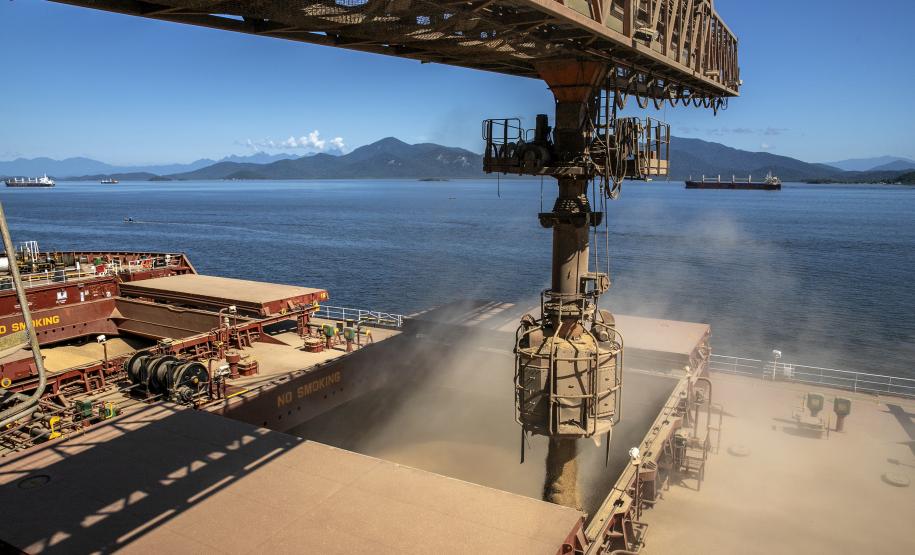 Os terminais que operam no Porto de Paranaguá esperam carregar 6.568.990 toneladas de granéis sólidos de exportação no segundo trimestre (abril a junho) deste ano. Em média, por mês, a previsão é embarcar 2.189.663 toneladas de soja, farelos, açúcar e milho. Os volumes de milho e açúcar aguardados para os próximos três meses animam o segmento. Enquanto de abril a junho, no ano passado, não houve milho exportado pelo porto paranaense, neste ano os operadores devem embarcar 980 mil toneladas do produto. “A e