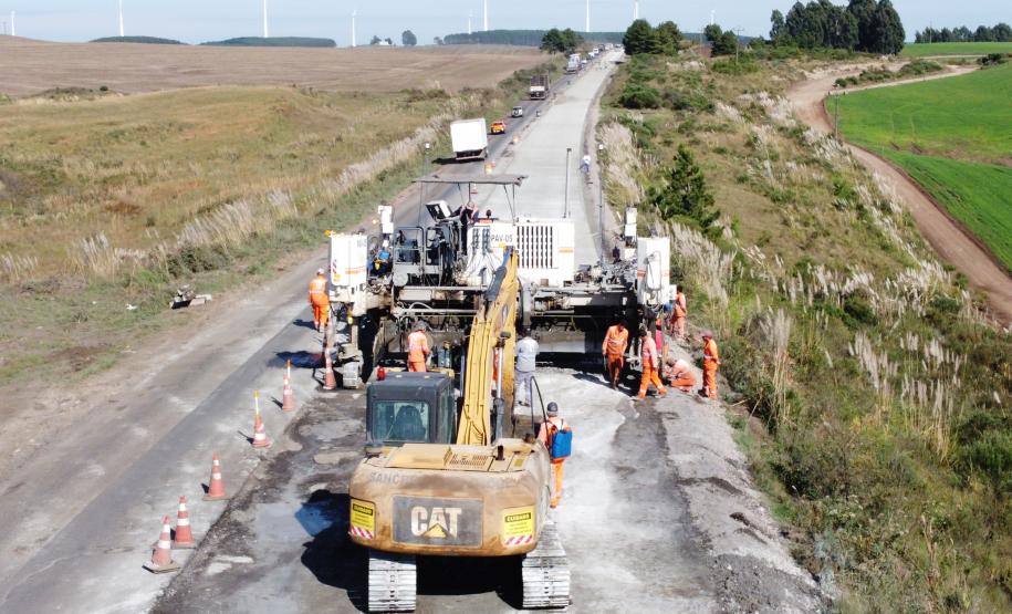 O governador Carlos Massa Ratinho Junior vistoriou nesta quinta-feira (28) uma das obras mais aguardadas da região Sudoeste: a revitalização do trecho da PRC-280 que vai de Palmas ao Trevo Novo Horizonte, em General Carneiro Foto: Ari Dias/AEN