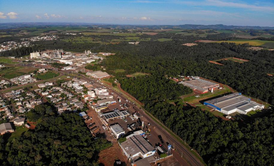 Novas ações do Governo do Estado vão garantir mais infraestrutura e saúde para os moradores de Dois Vizinhos, no Sudoeste. Em visita à região, o governador Carlos Massa Ratinho Junior assinou cinco convênios com a prefeitura. Foto: Gilson Abreu/AEN
