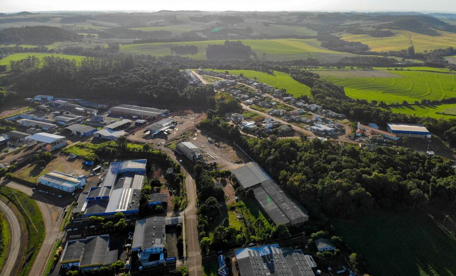 Novas ações do Governo do Estado vão garantir mais infraestrutura e saúde para os moradores de Dois Vizinhos, no Sudoeste. Em visita à região, o governador Carlos Massa Ratinho Junior assinou cinco convênios com a prefeitura. Foto: Gilson Abreu/AEN
