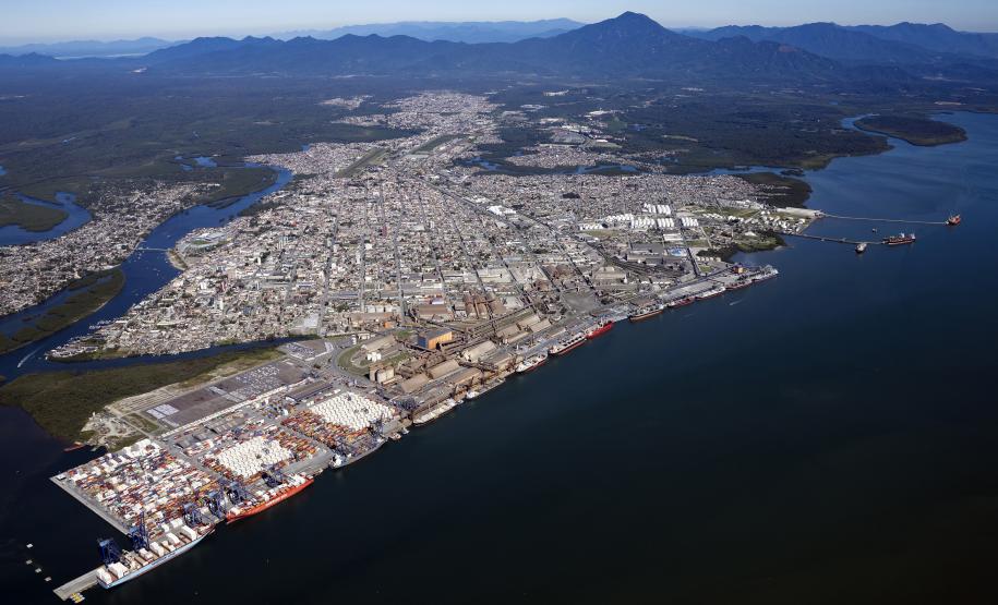 R$ 2,3 bilhões devem ser investidos nos portos do Paraná até 2024 - Porto de Paranaguá - Foto: Flávio Berger/Fotoimagem