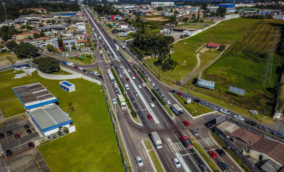 O governador Carlos Massa Ratinho Junior assina ordem de serviço para construção de viaduto em São José dos Pinhais. Foto: José Fernando Ogura/AEN
