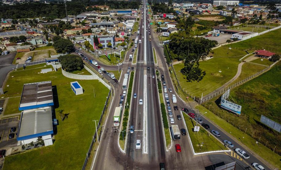 O governador Carlos Massa Ratinho Junior assina ordem de serviço para construção de viaduto em São José dos Pinhais. Foto: José Fernando Ogura/AEN