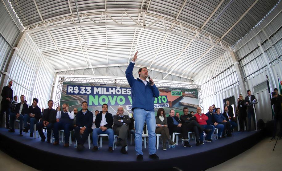 O governador Carlos Massa Ratinho Junior assina ordem de serviço para construção de viaduto em São José dos Pinhais. Foto: José Fernando Ogura/AEN