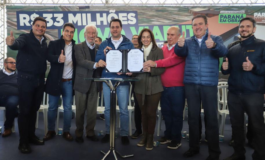 O governador Carlos Massa Ratinho Junior assina ordem de serviço para construção de viaduto em São José dos Pinhais. Foto: José Fernando Ogura/AEN