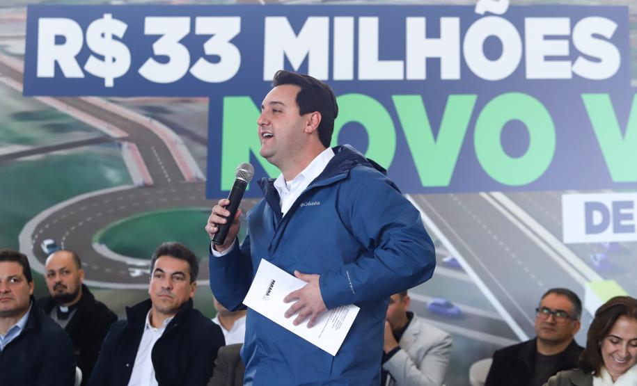 O governador Carlos Massa Ratinho Junior assina ordem de serviço para construção de viaduto em São José dos Pinhais. Foto: Rodrigo Félix Leal / SEIL