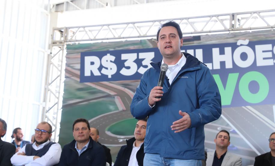 O governador Carlos Massa Ratinho Junior assina ordem de serviço para construção de viaduto em São José dos Pinhais. Foto: Rodrigo Félix Leal / SEIL