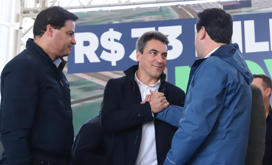 O governador Carlos Massa Ratinho Junior assina ordem de serviço para construção de viaduto em São José dos Pinhais. Foto: Rodrigo Félix Leal / SEIL