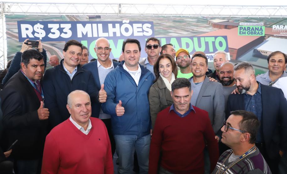 O governador Carlos Massa Ratinho Junior assina ordem de serviço para construção de viaduto em São José dos Pinhais. Foto: Rodrigo Félix Leal / SEIL