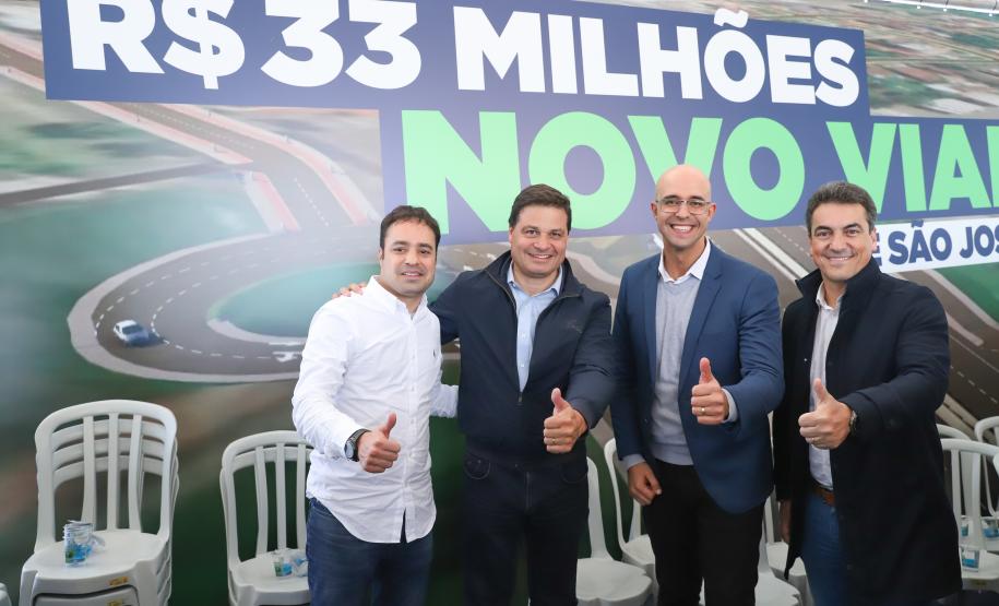 O governador Carlos Massa Ratinho Junior assina ordem de serviço para construção de viaduto em São José dos Pinhais. Foto: Rodrigo Félix Leal / SEIL