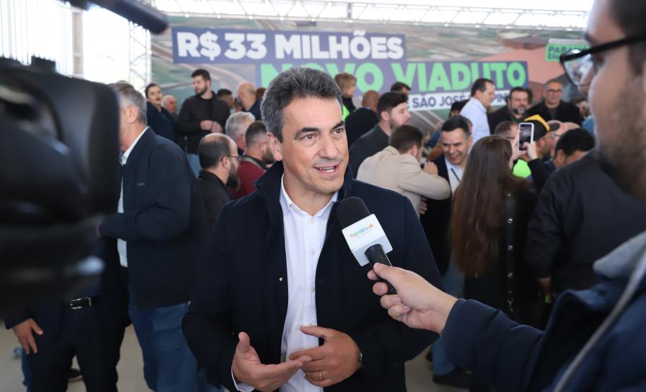 O governador Carlos Massa Ratinho Junior assina ordem de serviço para construção de viaduto em São José dos Pinhais. Foto: Rodrigo Félix Leal / SEIL