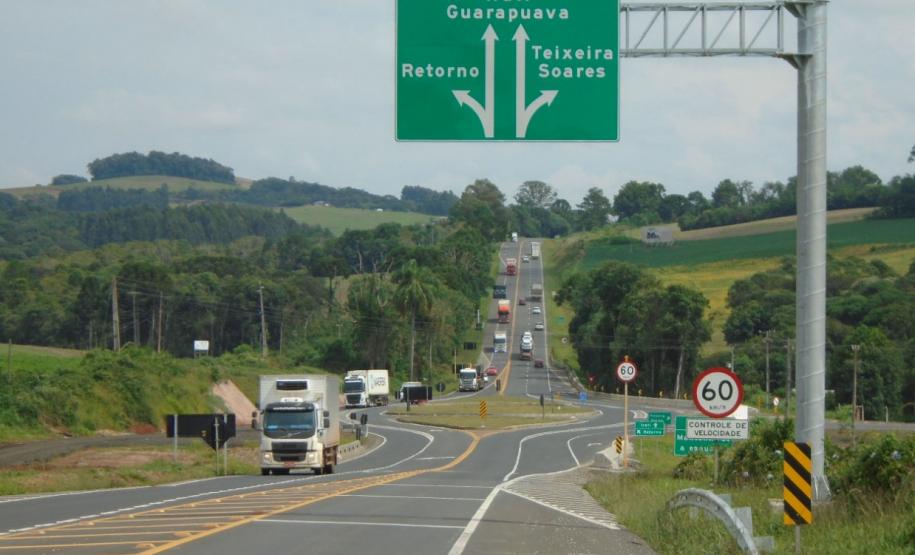 Concessionária de pedágio executa terceiras faixas, novo trevo e passarela de pedestres em rodovias federais. DER/PR fiscaliza o andamento de obras não realizadas durante o contrato - Foto: DER-PARANÁ