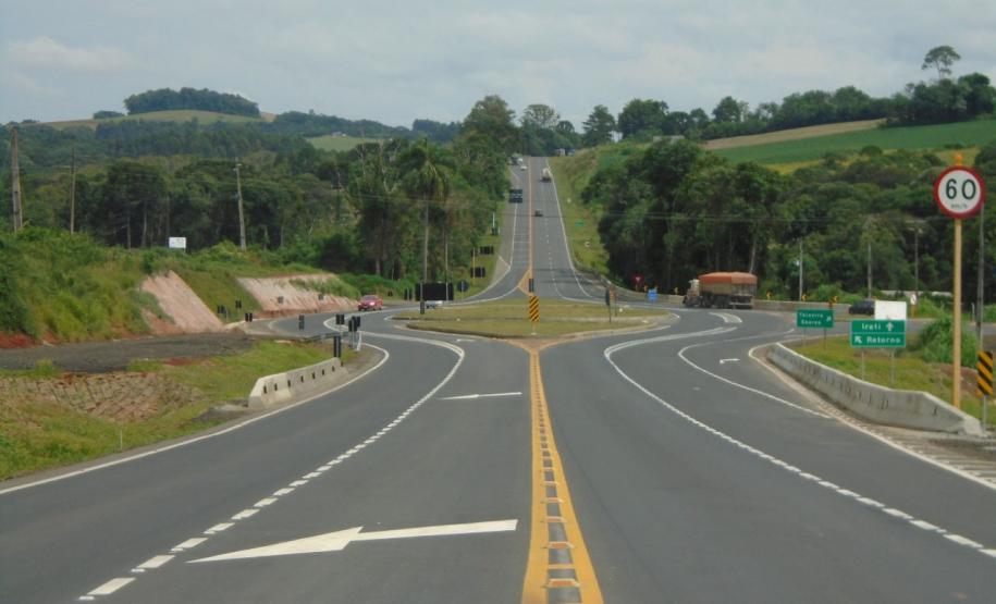 Concessionária de pedágio executa terceiras faixas, novo trevo e passarela de pedestres em rodovias federais. DER/PR fiscaliza o andamento de obras não realizadas durante o contrato - Foto: DER-PARANÁ