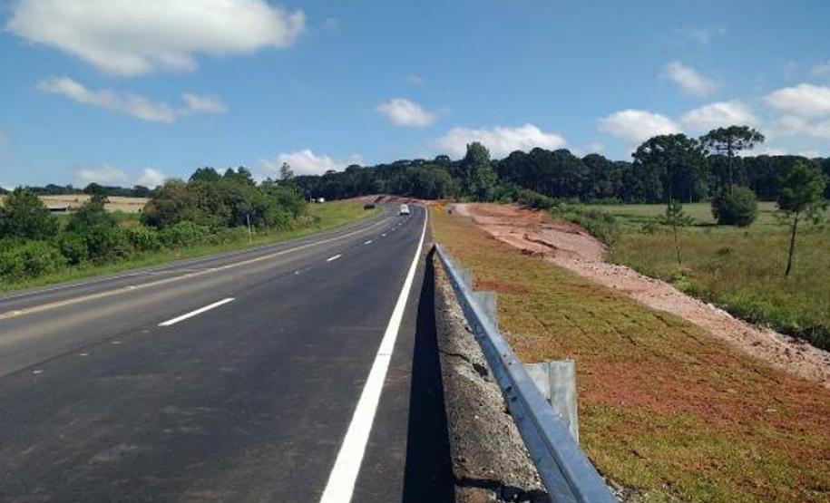 Concessionária de pedágio executa terceiras faixas, novo trevo e passarela de pedestres em rodovias federais. DER/PR fiscaliza o andamento de obras não realizadas durante o contrato - Foto: DER-PARANÁ
